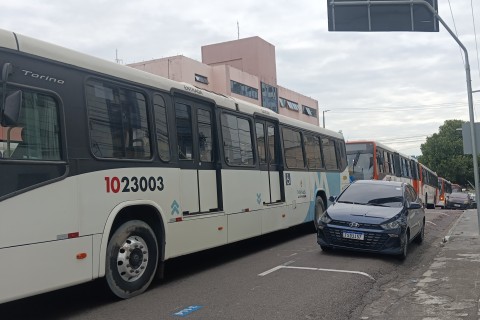 GREVE DOS ÔNIBUS CAUSA TRANSTORNOS E PASSAGEIROS DESCEM A PÉ EM MANAUS